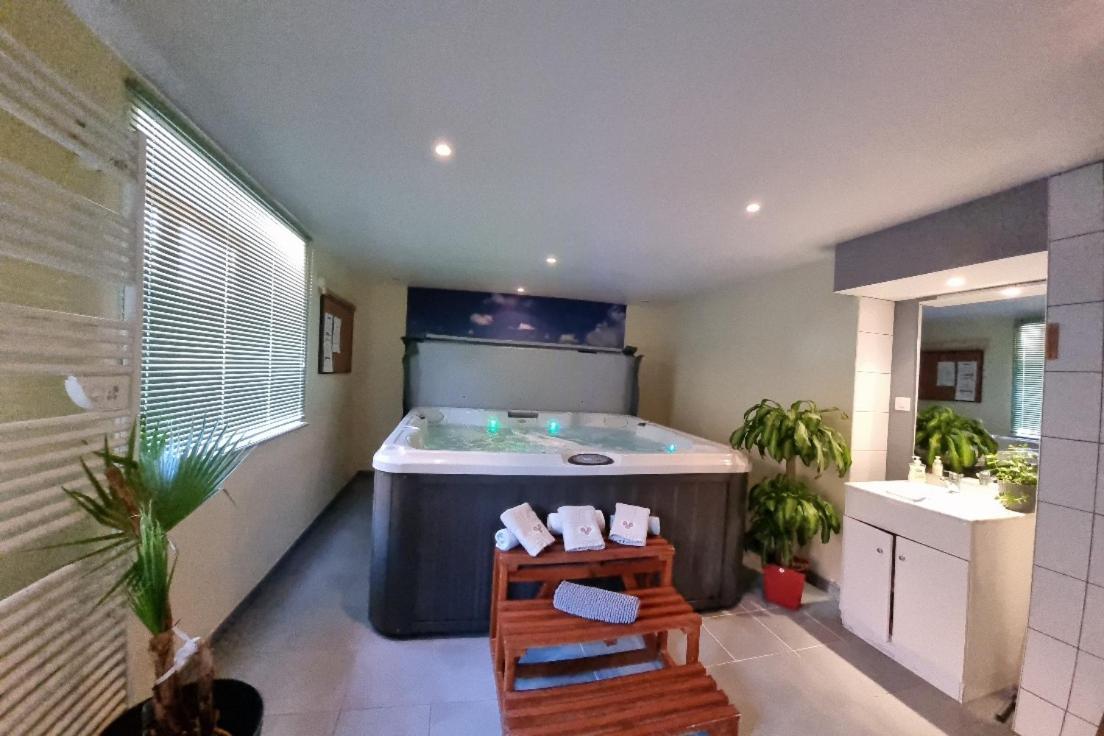 ונטרון Gite Bruyere, 2 A 5 Personnes Avec Salle De Jeux Et Spa Dans La Residence מראה חיצוני תמונה