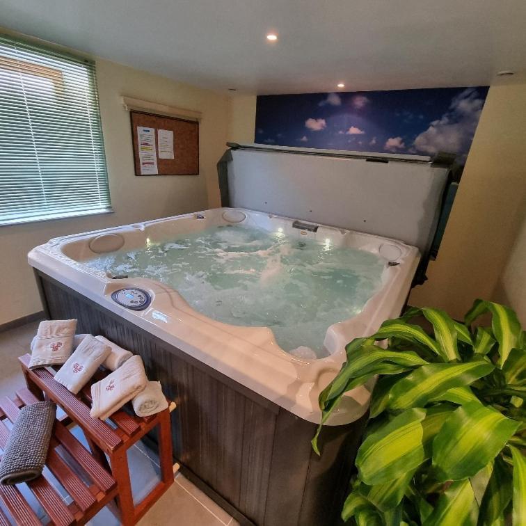 ונטרון Gite Bruyere, 2 A 5 Personnes Avec Salle De Jeux Et Spa Dans La Residence מראה חיצוני תמונה
